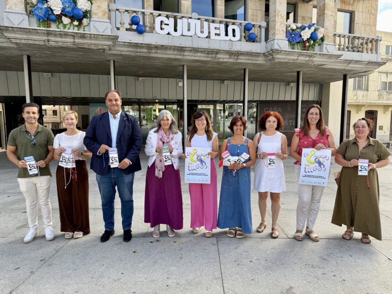 Grupo de personas presentando campaña de prevención de alcohol y drogas en Guijuelo