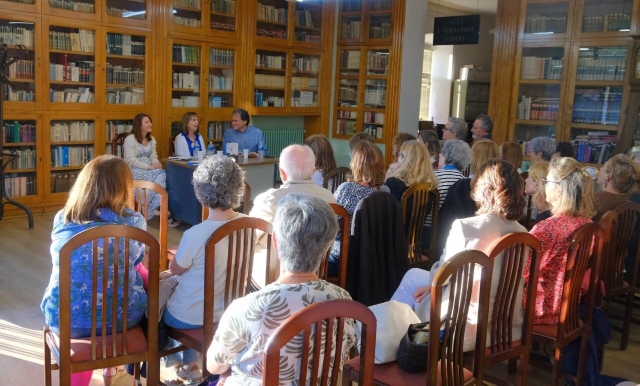 Presentación de la novela de Yolanda Izard en una biblioteca con público asistente