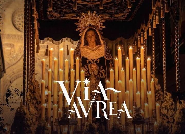 Imagen de la Procesión Extraordinaria Vía Áurea en Salamanca con velas encendidas.