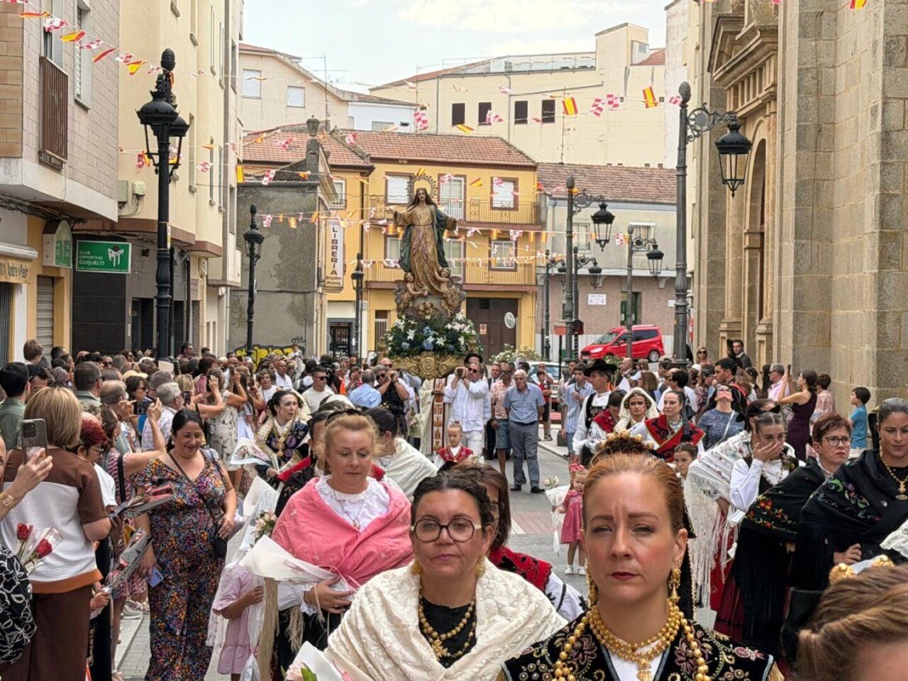 Procesión en Guijuelo con la imagen de Nuestra Señora de la Asunción