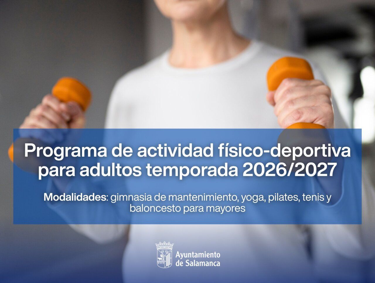 Persona sosteniendo un peso en un programa de actividad física para adultos