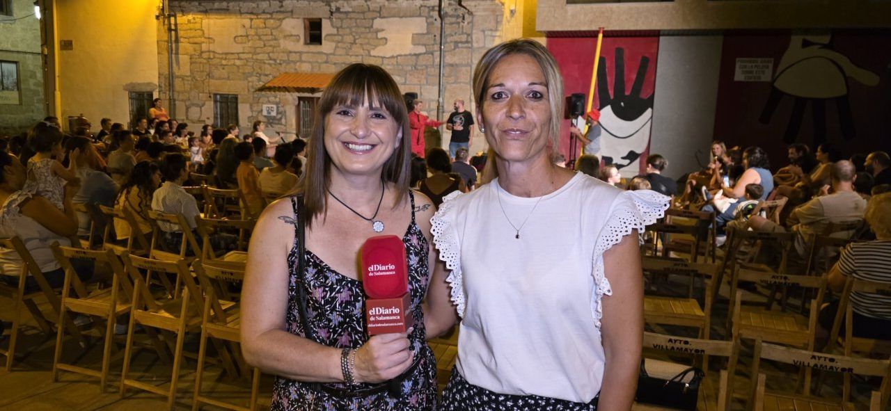 Dos mujeres sonrientes en un evento cultural en Villamayor.