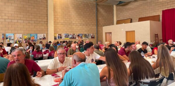 Reunión de personas en las fiestas patronales de El Sahugo