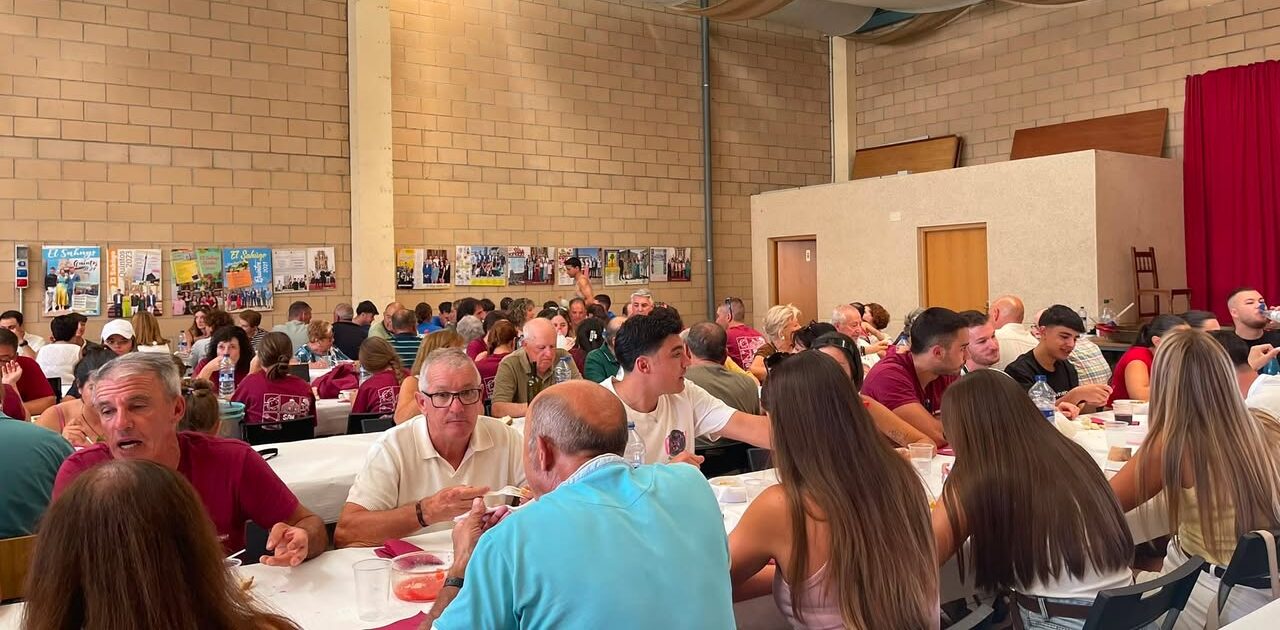 Reunión de personas en las fiestas patronales de El Sahugo