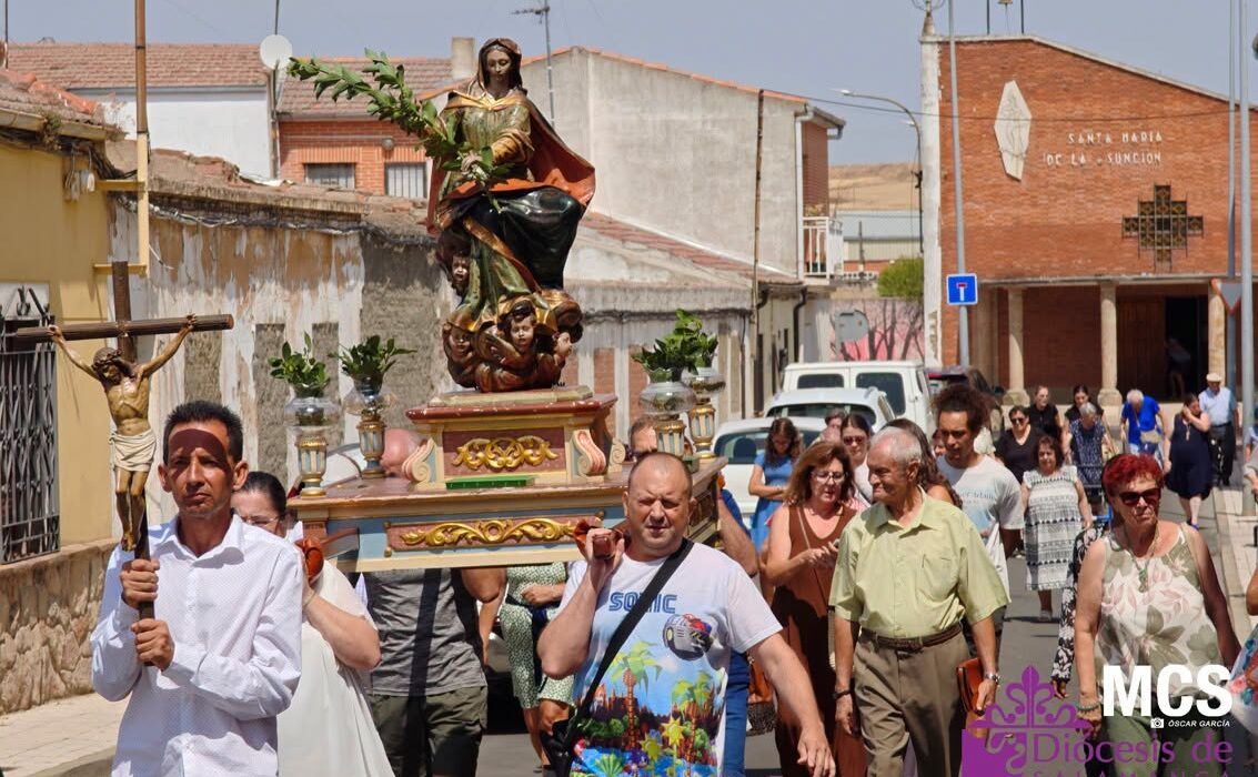 Vecinos de Puente Ladrillo en procesión con la imagen de la Virgen María