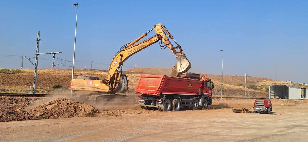 Excavadora trabajando en el Puerto Seco de Salamanca