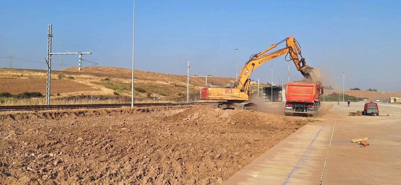 Excavadora trabajando en el Puerto Seco de Salamanca