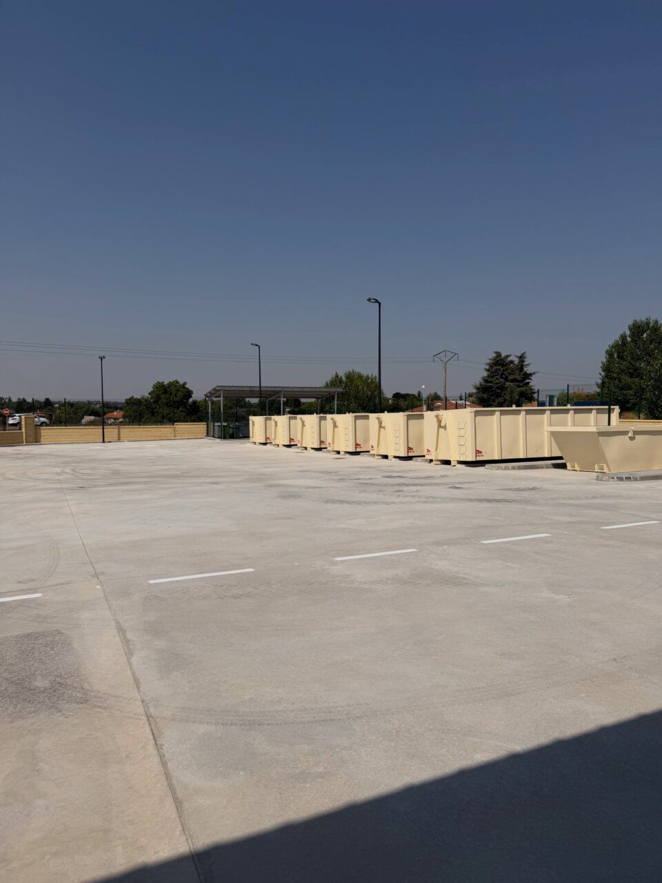 Instalaciones del nuevo Punto Limpio en Villamayor con contenedores para reciclaje.