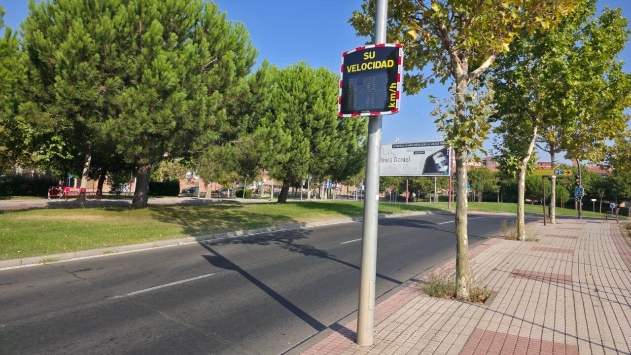 Radar pedagógico en una calle de Salamanca mostrando la velocidad