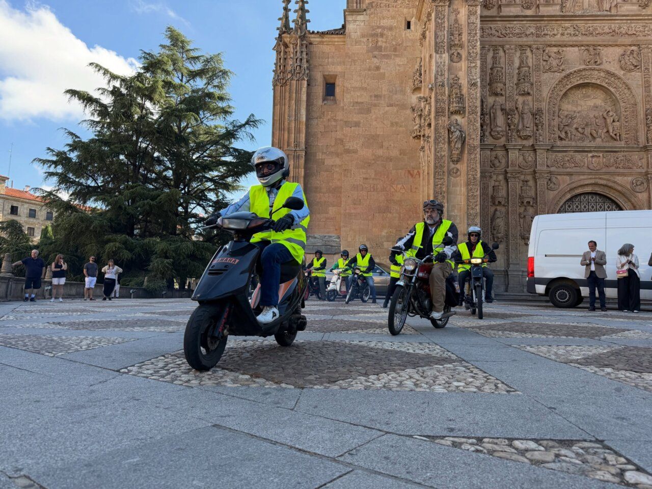 Ciclomotores clásicos en el VII Raid Solidario de Proyecto Hombre en Salamanca