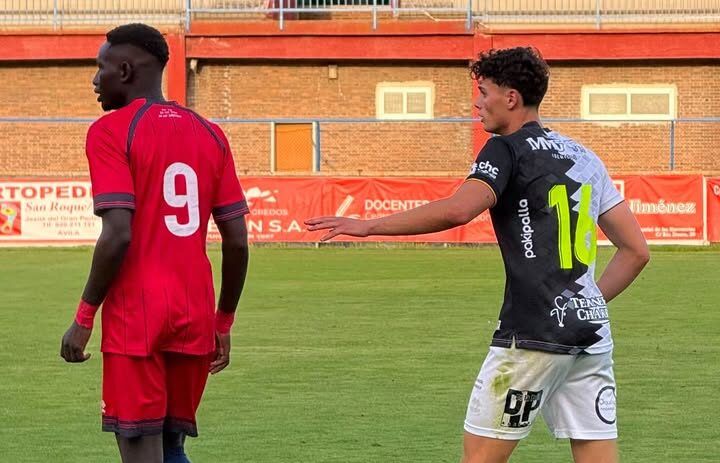 Jugadores de Real Ávila CF y Unionistas de Salamanca en el partido de pretemporada