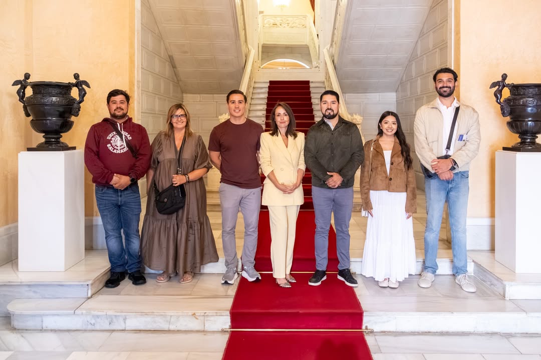 Grupo de estudiantes mexicanos con la concejala Carmen Seguín en Salamanca