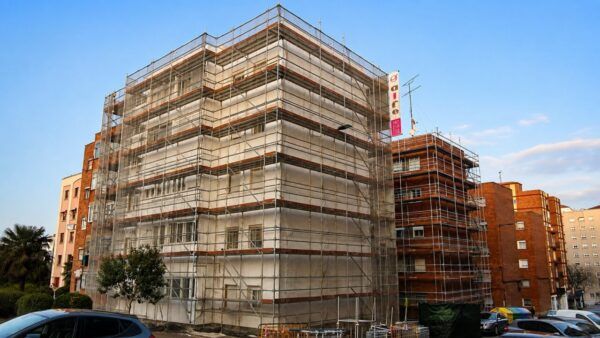 Edificios en rehabilitación con andamios en Salamanca