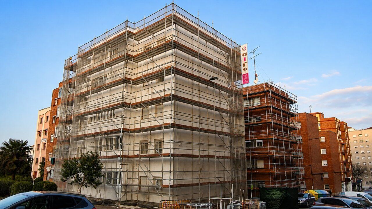 Edificios en rehabilitación con andamios en Salamanca