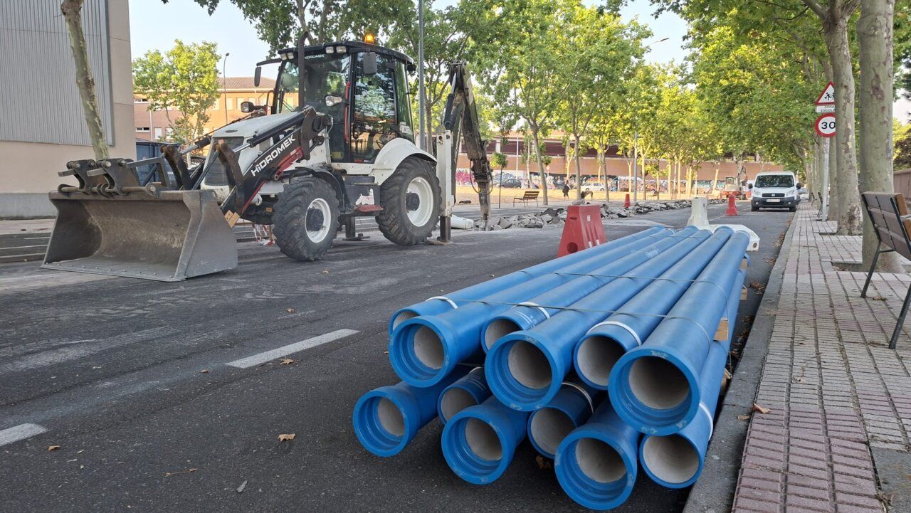 Maquinaria y tuberías en la renovación de la red de abastecimiento en Salamanca
