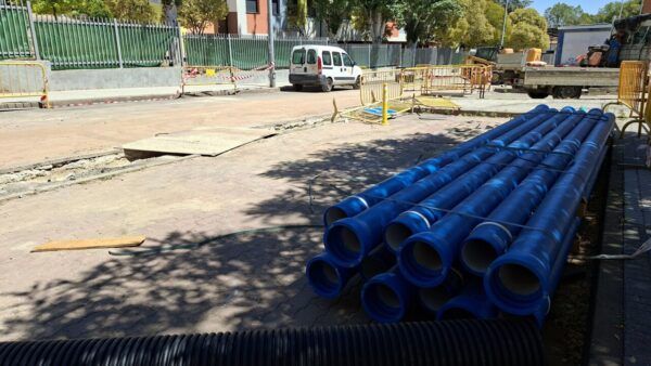 Tuberías de PVC apiladas en una calle en renovación