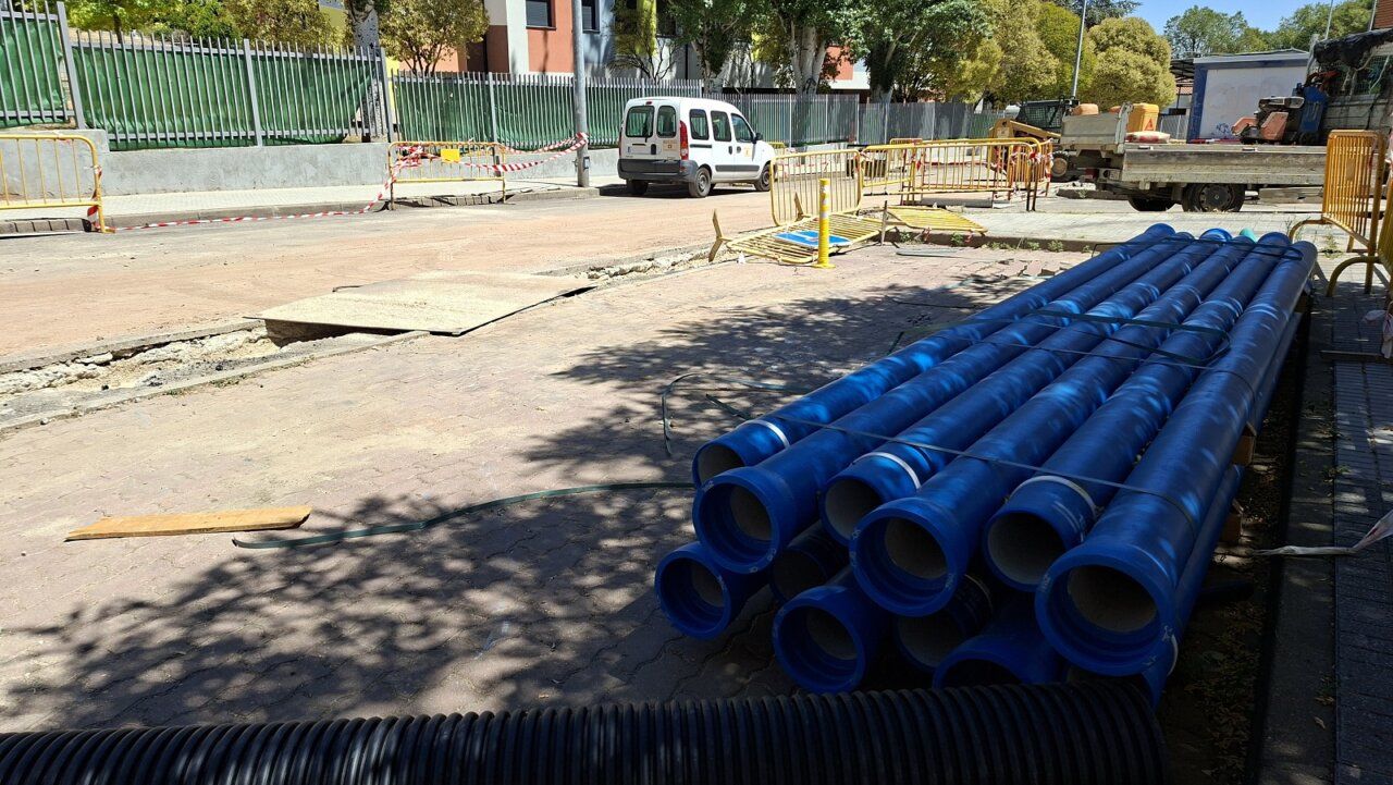 Tuberías de PVC apiladas en una calle en renovación