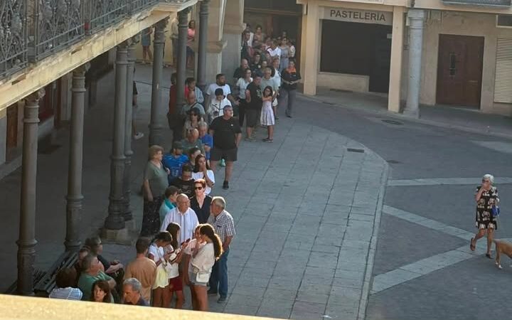 Cola de personas esperando para recibir gafas gratuitas para el eclipse