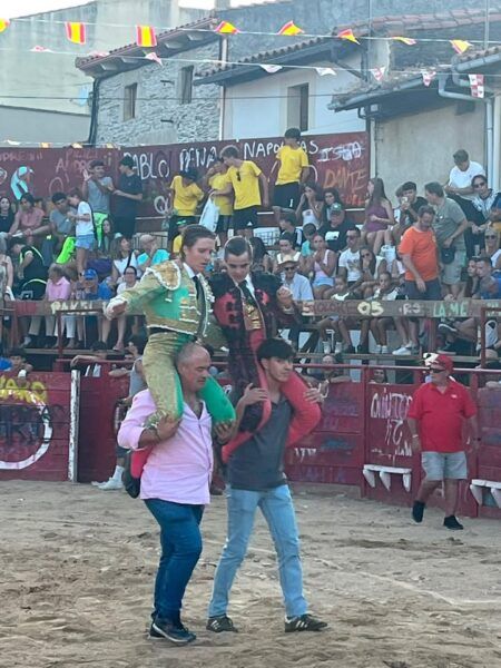 Alumnos de la Escuela de Tauromaquia celebrando sus logros en la plaza