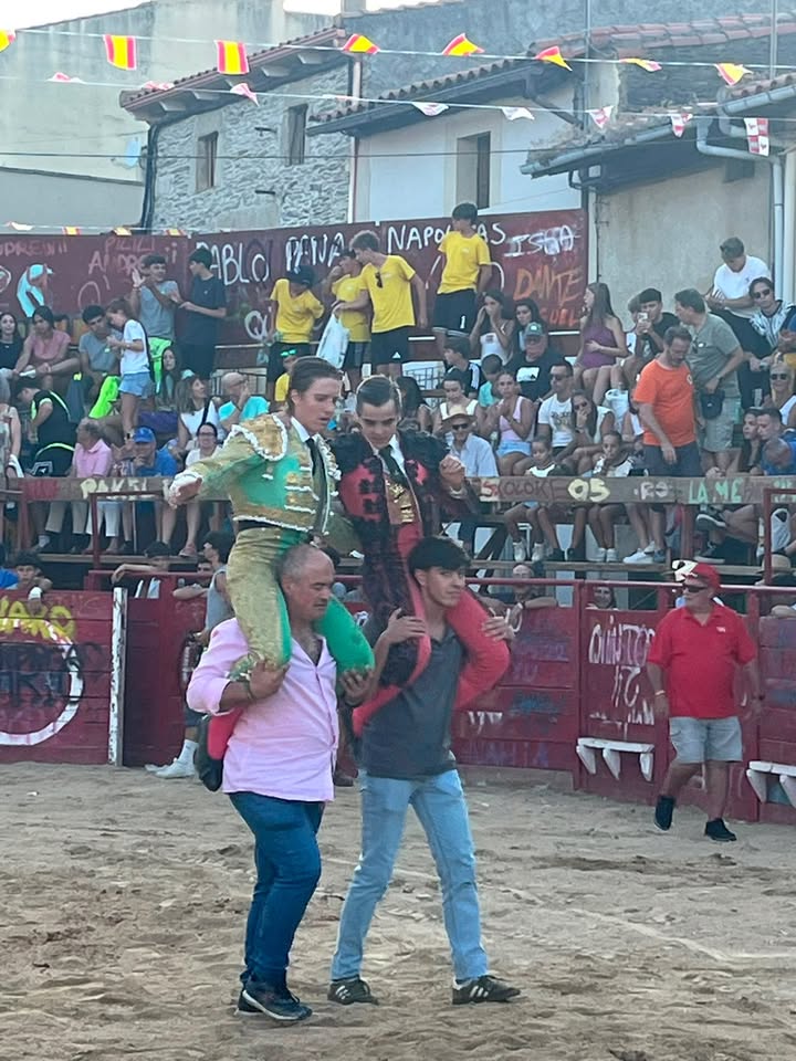 Alumnos de la Escuela de Tauromaquia celebrando sus logros en la plaza