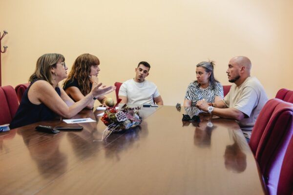 Reunión de personas discutiendo sobre servicios en Puente Ladrillo