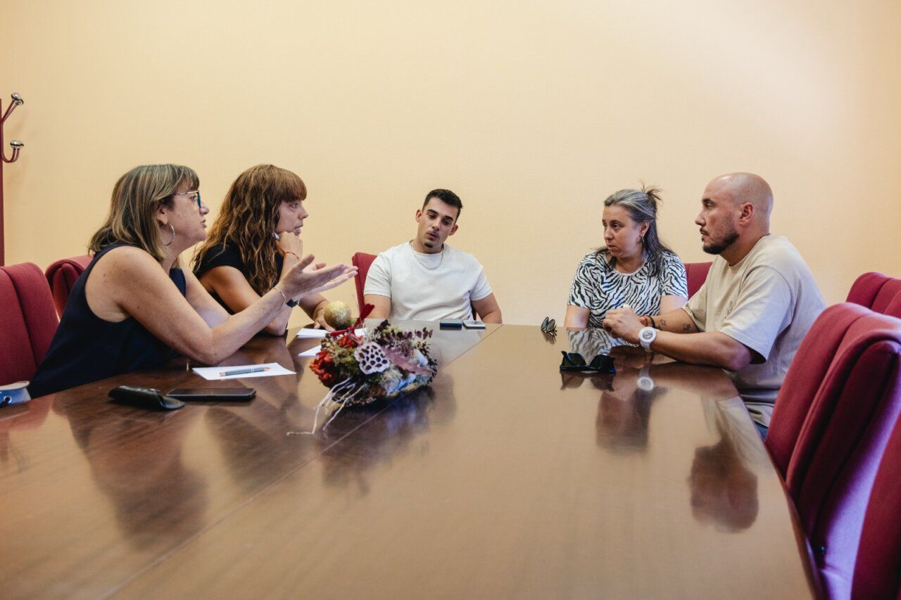 Reunión de personas discutiendo sobre servicios en Puente Ladrillo