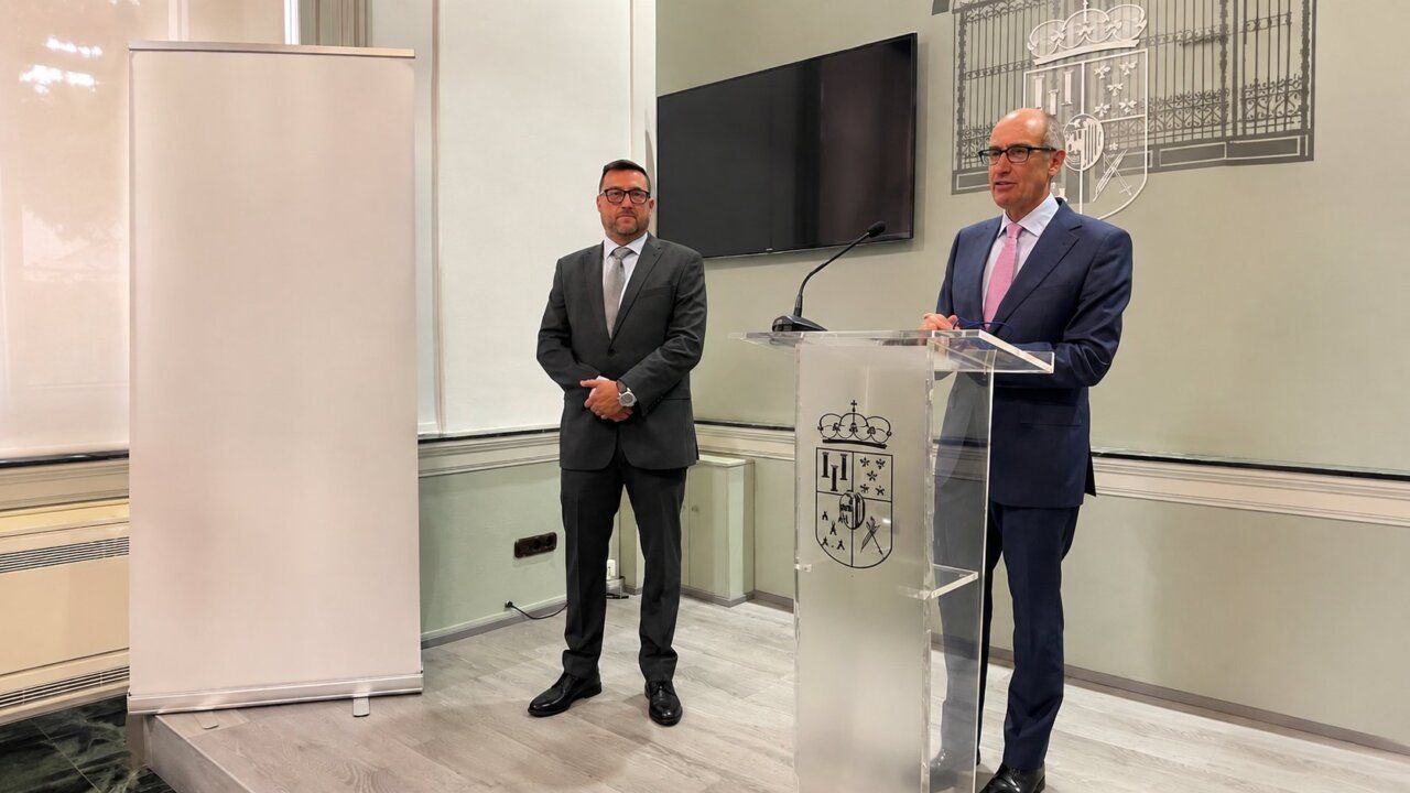 Presentación de la feria Salamaq 2026 con dos ponentes en un escenario
