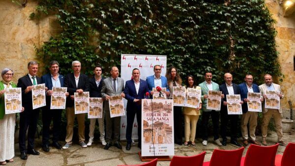 Presentación de la Feria de Día en Salamanca con varios participantes sosteniendo carteles