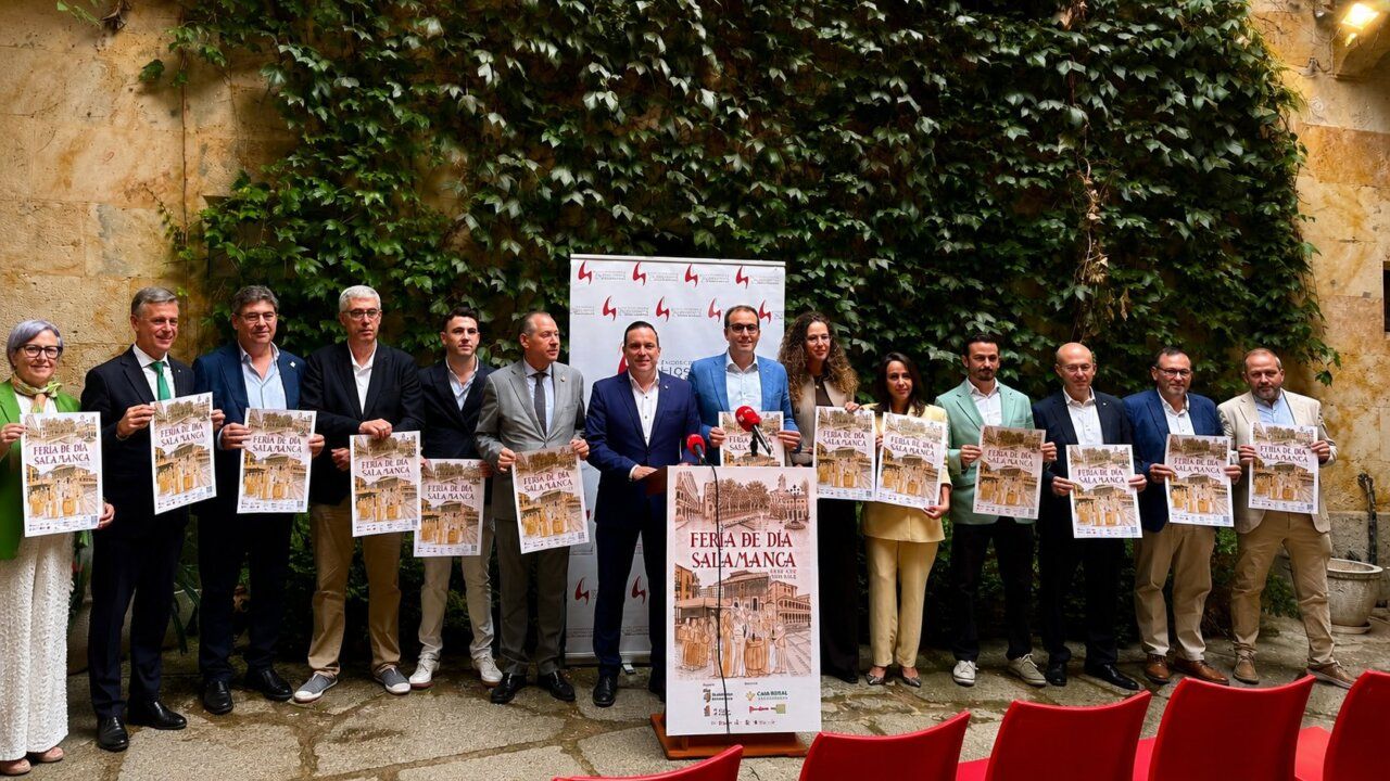 Presentación de la Feria de Día en Salamanca con varios participantes sosteniendo carteles