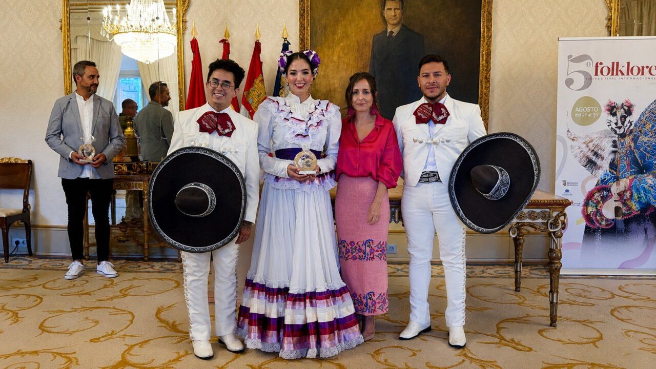 Representantes de grupos folclóricos en el V Festival Internacional de Folclore en Salamanca