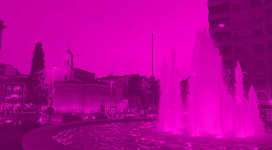 Fuente de la Puerta Zamora iluminada de fucsia en Salamanca