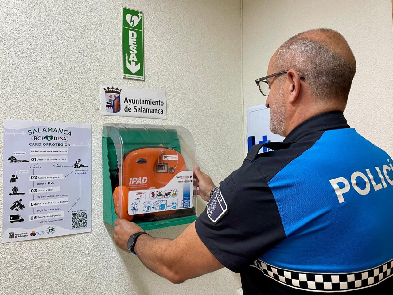 Instalación de desfibrilador en dependencias municipales de Salamanca