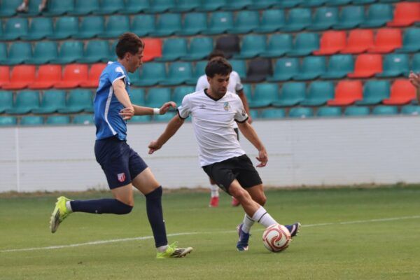Jugadores de fútbol en un partido de pretemporada entre Salamanca UDS y Unión Deportiva Santa Marta