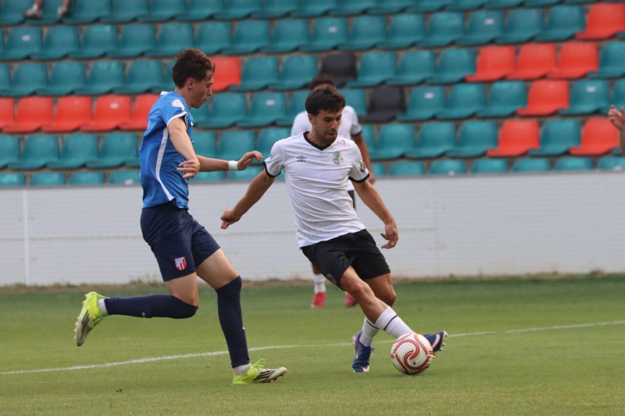 Jugadores de fútbol en un partido de pretemporada entre Salamanca UDS y Unión Deportiva Santa Marta