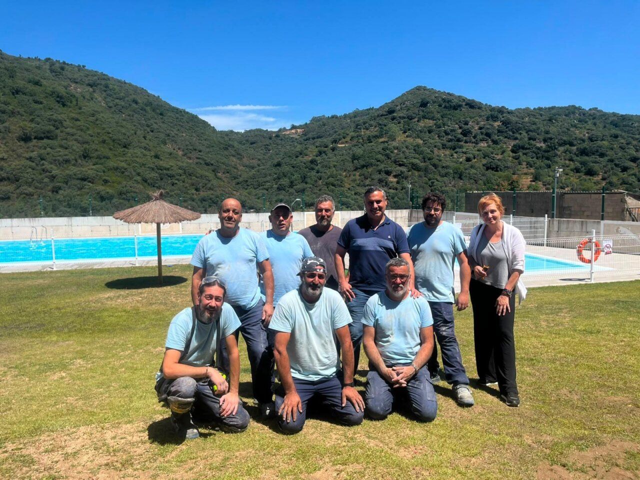 Grupo de trabajadores junto a las nuevas piscinas municipales en San Esteban de la Sierra