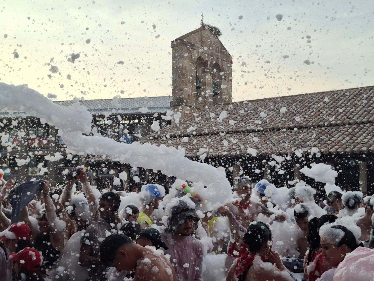 Participantes disfrutando del baño de espuma en las fiestas de San Roque 2026