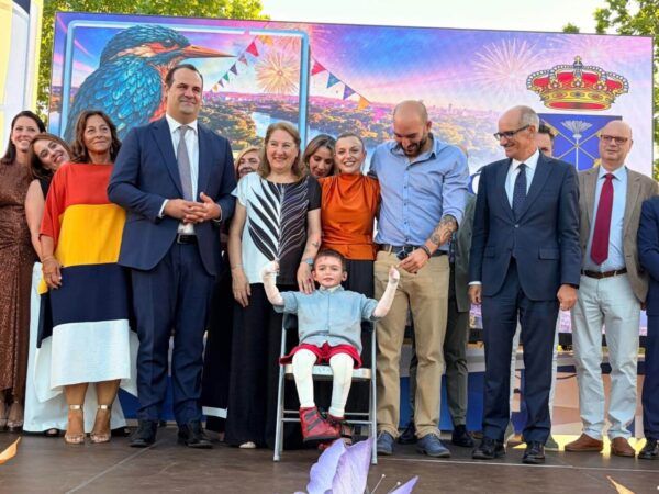 Grupo de personas en el pregón de fiestas en Santa Marta