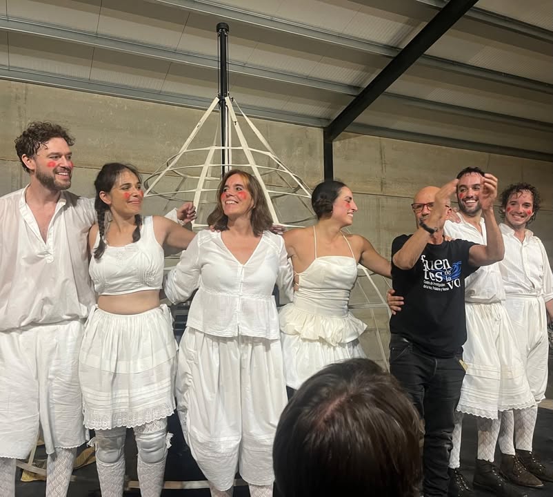 Actores en escena tras la representación de La farsa y licencia de la Reina Castiza.