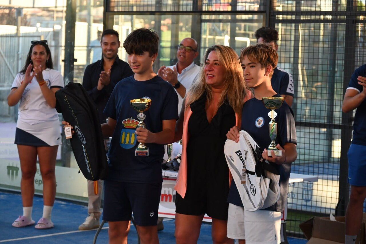 Ganadores del torneo de pádel en Ciudad Rodrigo con trofeos