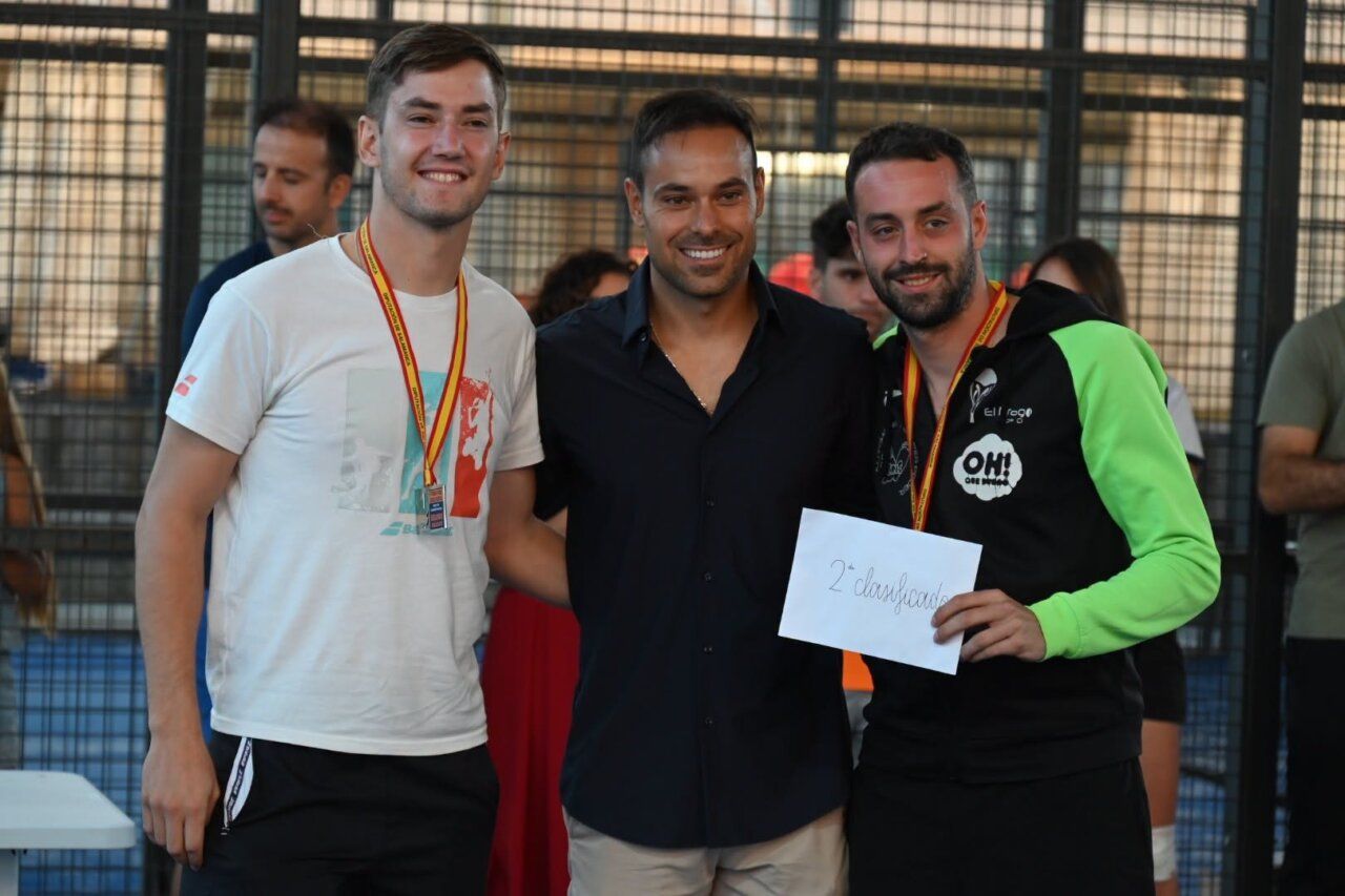 Entrega de premios en el Torneo de Pádel de Ciudad Rodrigo con jugadores y organizadores.