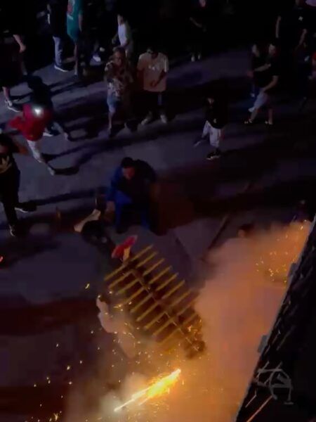 Celebración del Toro de Fuego en Alba de Tormes con multitudes y fuegos artificiales