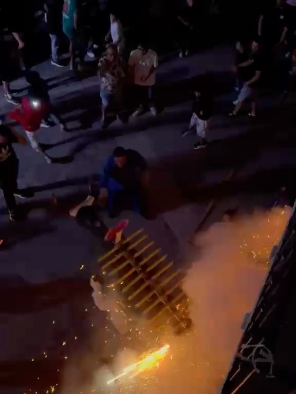 Celebración del Toro de Fuego en Alba de Tormes con multitudes y fuegos artificiales