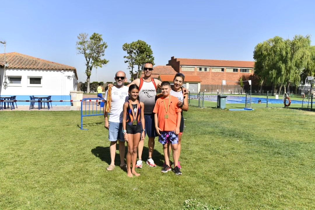 Grupo de participantes en el triatlón de Peñaranda de Bracamonte con medallas