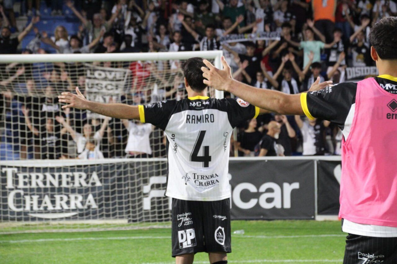 Jugador de Unionistas CF celebrando con aficionados en el estadio