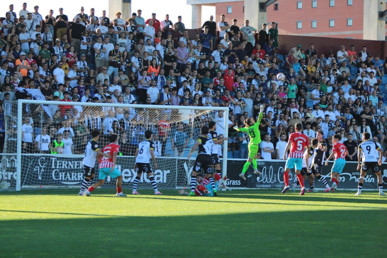 Jugadores de Unionistas CF y CD Lugo en el Estadio Reina Sofía durante el partido.