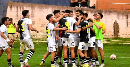 Jugadores de Unionistas celebrando un gol en el amistoso contra Alcorcón