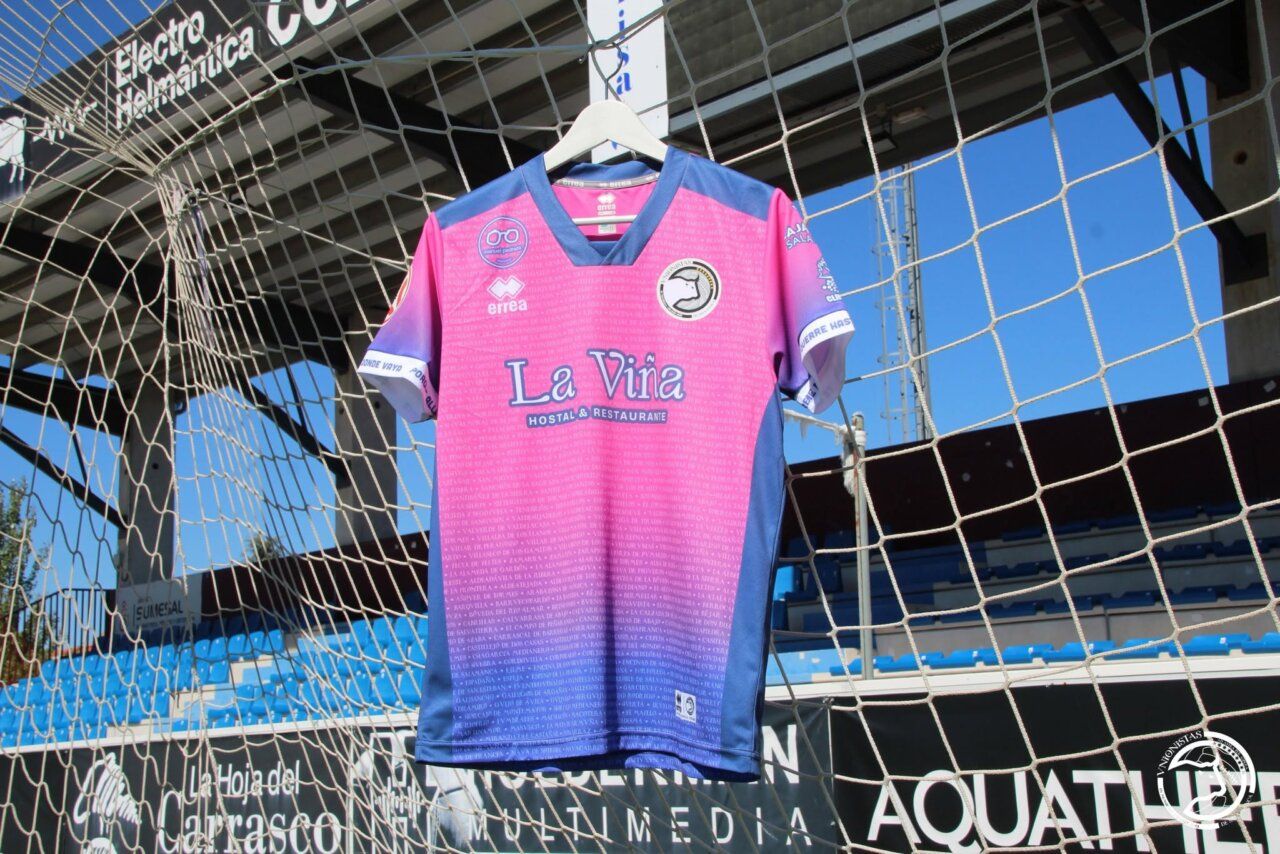 Camiseta del Unionistas CF para la temporada 2026/2027 colgada en una portería