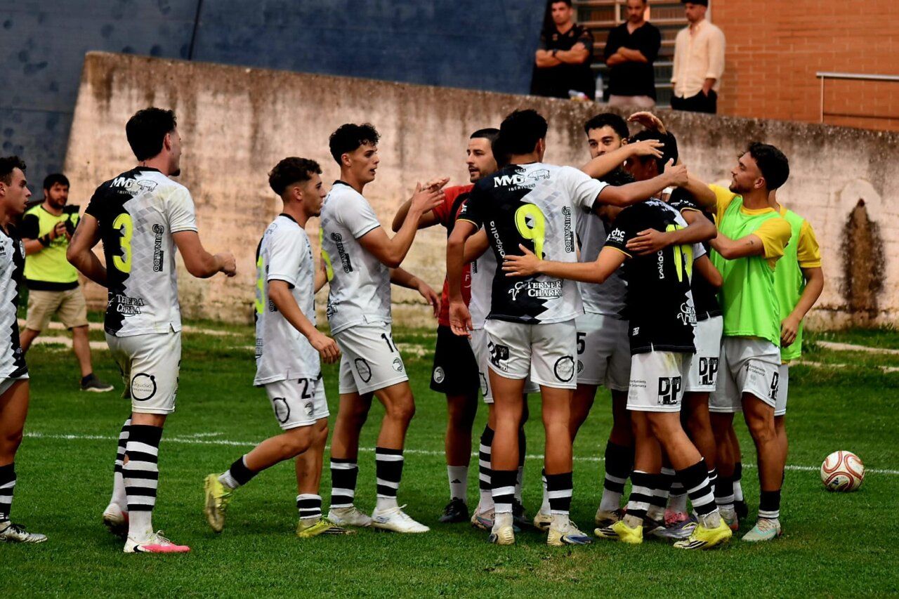 Jugadores de Unionistas de Salamanca celebrando un gol en pretemporada