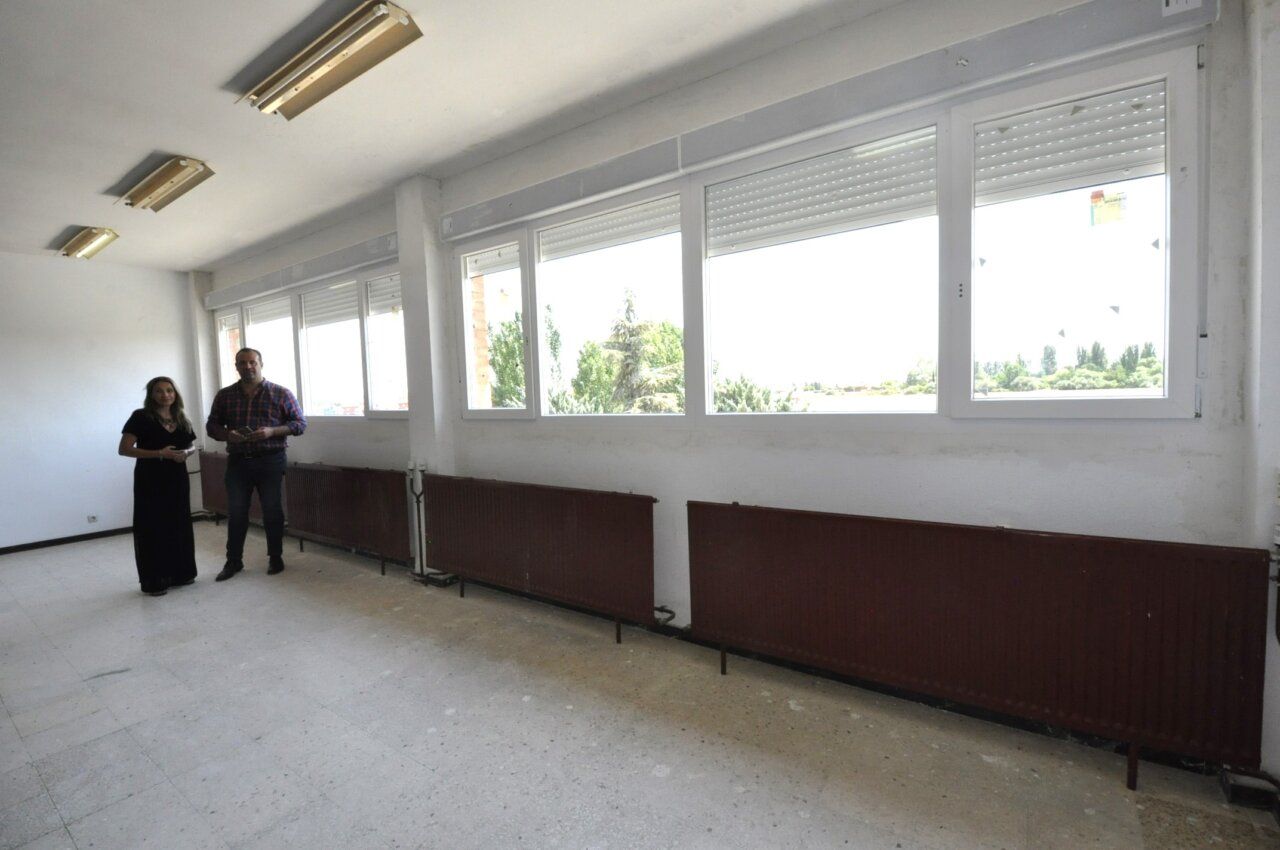 Interior del Colegio Miguel Hernández con nuevas ventanas instaladas
