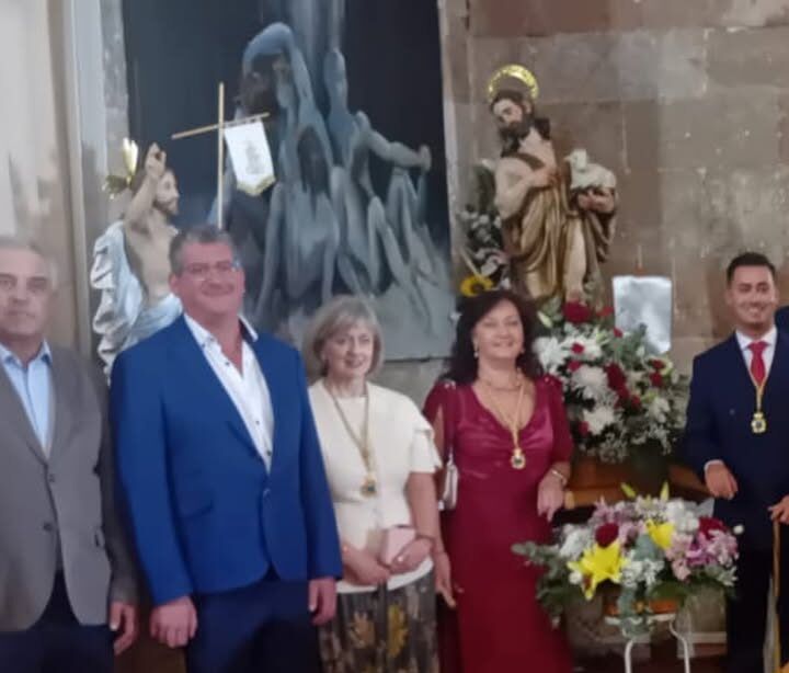 Grupo de personas en una celebración local con decoraciones festivas